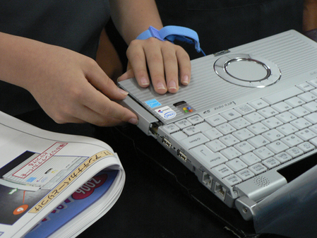 日本學生親手組裝松下筆記本，體驗科技制造之美